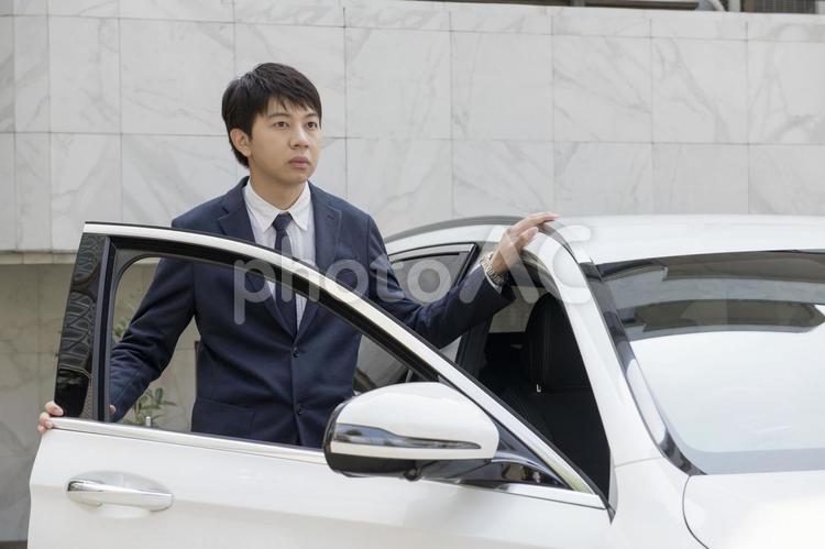 車と男性 会社員,男性,営業の写真素材