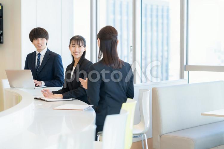 会議をする男女のビジネスマン ビジネスマン,ビジネス,会議の写真素材