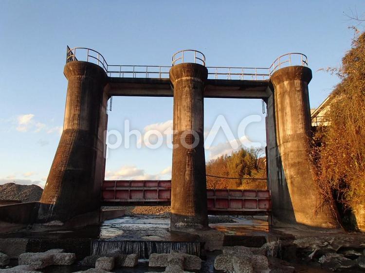 夕日の水門 夕日の水門 水門,建築物,コンクリートの写真素材