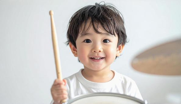 ドラムスティックを持つ男の子 ドラムスティックを持つ男の子の写真