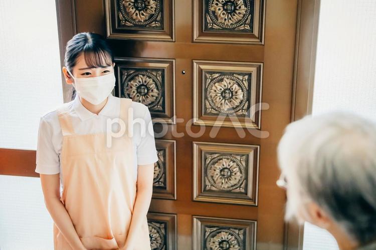 高齢者住宅に訪問する女性（マスク） 介護士,訪問,デイサービスの写真素材
