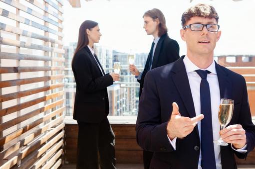 シャンパンを持ち話しているメガネの男性 男性,シャンパングラス,持つの写真素材