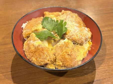 出来立て日本の一口カツ丼赤い丼と湯気 一口かつ,とんかつ,一口の写真素材