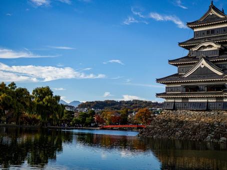 秋の松本城と内堀の写真