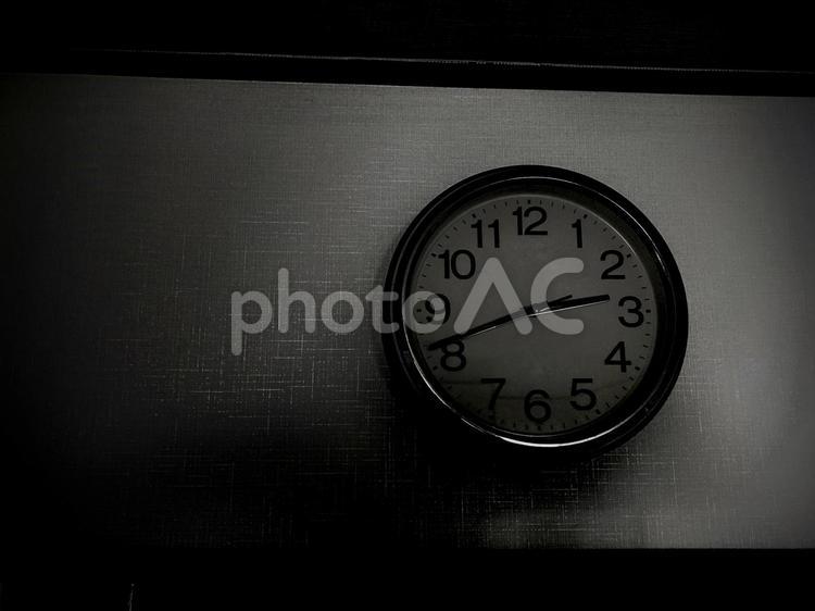 真夜中・暗い部屋の掛け時計 時計,掛け時計,暗いの写真素材