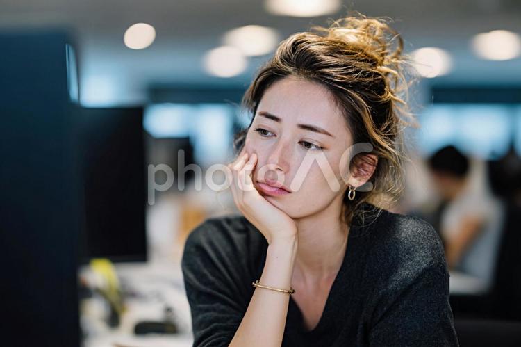 仕事の悩みで頭を抱える若い女性2 女性,ビジネスウーマン,olの写真素材