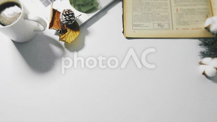 パソコン、スマホ、コーヒーとビンテージ雑誌の秋冬イメージ（３） パソコン,コーヒー,秋の写真素材