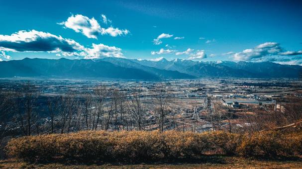 澄み渡る空と北アルプスの雄大な風景 澄み渡る空と北アルプスの雄大な風景の写真