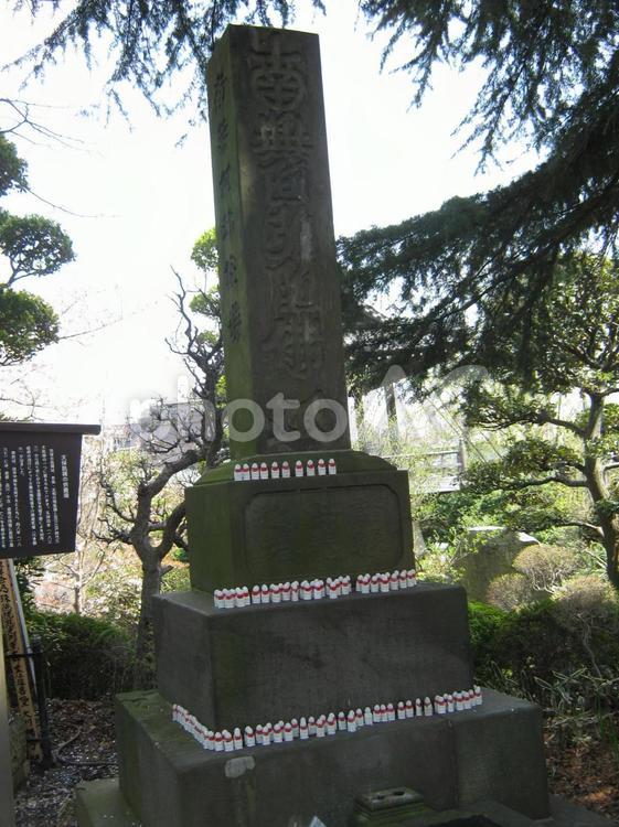 称名念仏塔と小さな地蔵 乗蓮寺,板橋,浄土宗の写真素材