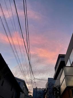住宅街の夕焼け空 住宅街の夕焼け空 夕焼け,空,夕暮れの写真素材