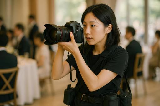 撮影する女性カメラマン 撮影する女性カメラマンの写真