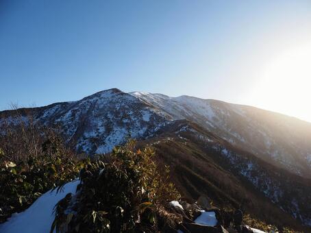 松手山から見た平標山 松手山,平標山,山の写真素材