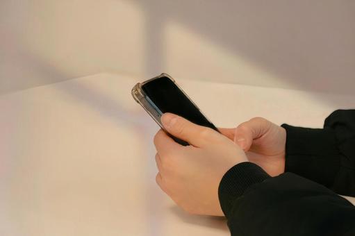 携帯を操作する手元 携帯を操作する手元 スマホ,スマートフォン,携帯の写真素材