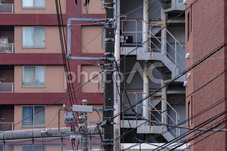 電線と建物そして外階段 外階段,建物,電線の写真素材