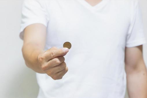 十円玉を見せる男性 十円玉を見せる男性 十円玉,日本円,10円の写真素材