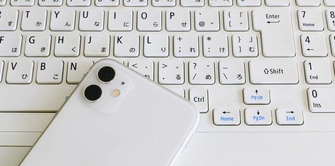 ビジネスアイテム スマホとパソコン 同期 ビジネスアイテム スマホとパソコン 同期 ビジネスアイテム,スマホ,ノートパソコンの写真素材