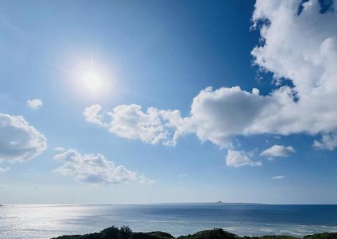 夏の海と空と島 夏の海と空と島の写真