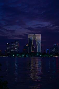 蘇州・金鶏湖から東方之門の眺め 蘇州・金鶏湖から東方之門の眺め 蘇州,金鶏湖,東方之門の写真素材