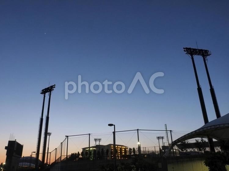 スタジアムのシルエット（沖縄県名護市） スタジアム,夕暮れ,シルエットの写真素材