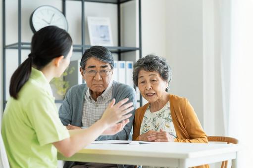 悩みを相談するシニアの夫婦 悩みを相談するシニアの夫婦 介護,悩む,相談の写真素材