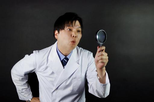 虫眼鏡で観察する研究者 虫眼鏡で観察する研究者 研究者,医師,白衣の写真素材