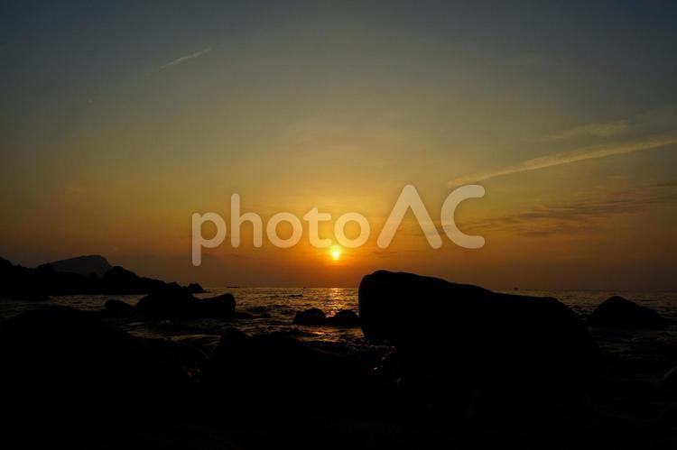 ＜五島夜明け＞鐙瀬溶岩海岸の日の出と水光 風景,空,海の写真素材