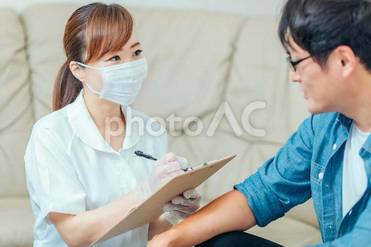 問診する看護師と男性患者 看護師,カウンセリング,問診の写真素材