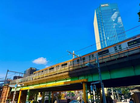 都内の電車と高層ビルとブルースカイ 青空,空,ブルースカイの写真素材
