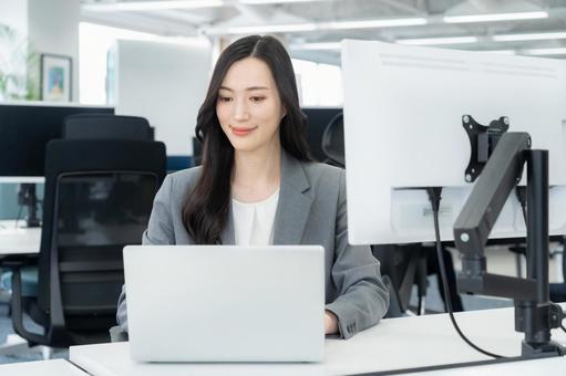 オフィスで仕事をする若いビジネスウーマン オフィスで仕事をする若いビジネスウーマン ビジネス,女性,オフィスの写真素材