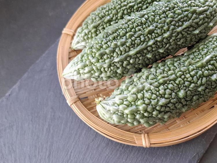 夏野菜ゴーヤのザル盛_黒バック_2 夏野菜,野菜,ゴーヤの写真素材