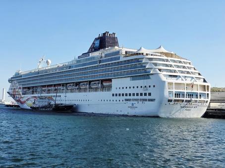 船　クルーズ船　ノルウェージャン・サン 横浜,大さん橋,ベイブリッジの写真素材