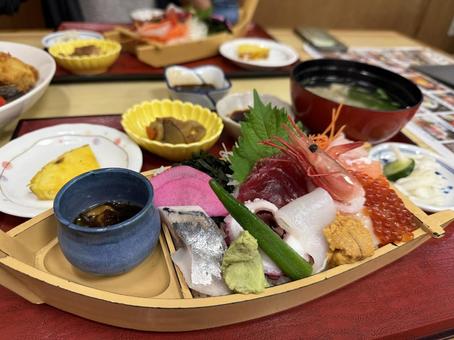 舟盛りの海鮮丼 舟盛りの海鮮丼 舟盛り,海鮮丼,海の幸の写真素材