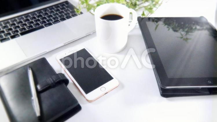 パソコン、タブレット、スマホ、手帳、ペンとコーヒー（２） パソコン,タブレット,スマホの写真素材