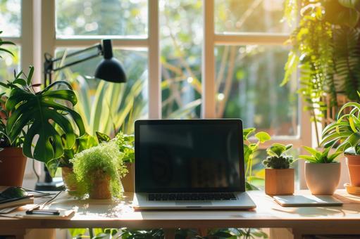 植物に囲まれた明るい在宅ワーク空間の写真
