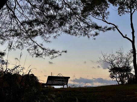 夕焼けとベンチ ベンチ,夕日,夕方の写真素材