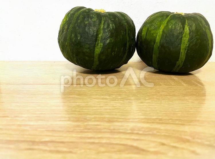 丸ごとかぼちゃ2つ　木製テーブルにて かぼちゃ,南瓜,丸ごとの写真素材