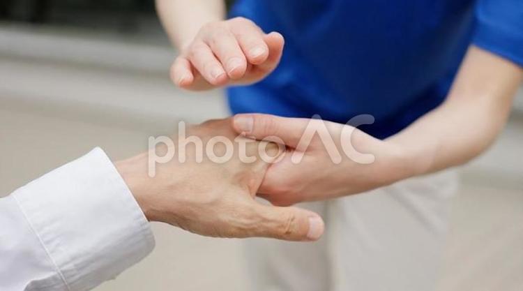 高齢者に手を差し伸べる介護士の手元 高齢者,介護士,手の写真素材