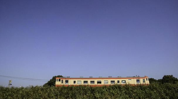 快晴の空とキハ４０－１７５９ キハ４０－１７５９,キハ４０,ディーゼル鉄道車両の写真素材