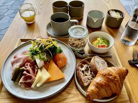 ホテルのテーブルで味わう上質な朝食 朝食,ブレックファスト,ホテルの写真素材