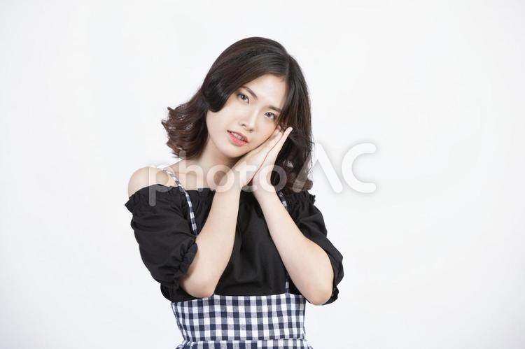 おやすみのポーズをする韓国人女性2 女性,韓国人,ポートレートの写真素材