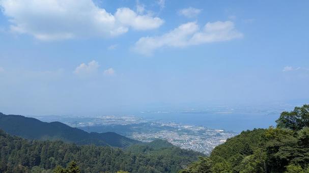 琵琶湖を見下ろす比叡山 琵琶湖を見下ろす比叡山の写真