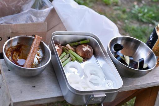 バーベキューの準備中 バーベキューの準備中 バーベキュー,bbq,野菜の写真素材