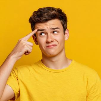 何かを考えている若い男性のクローズアップ 何かを考えている若い男性のクローズアップの写真