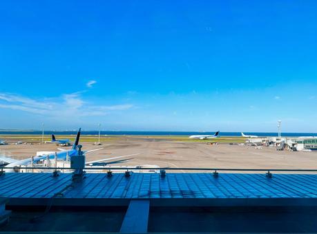 羽田空港の展望デッキと滑走路と東京湾 青空,空,ブルースカイの写真素材