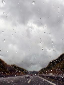 フロントガラス 雨水 フロントガラス 雨水の写真