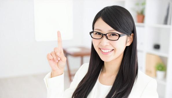 自信のある表情で指さすビジネス女性 自信のある表情で指さすビジネス女性の写真