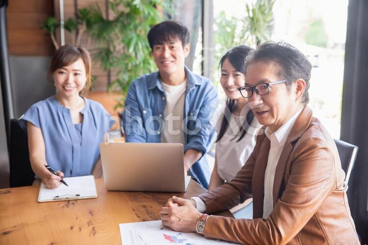 カジュアルな会社のスタッフミーティング 会議,ミーティング,会社の写真素材
