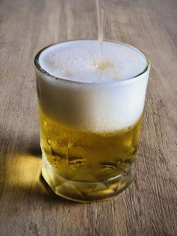 注がれる冷たい生ビール 注がれる冷たい生ビール ビール,生ビール,ビアの写真素材
