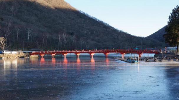 湖と橋 湖と橋の写真