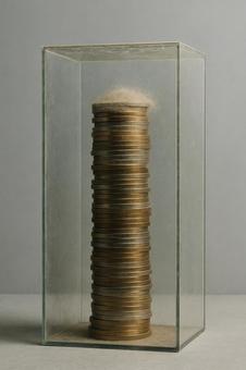 硬貨の塔（ガラスに閉じ込められた価値）の写真